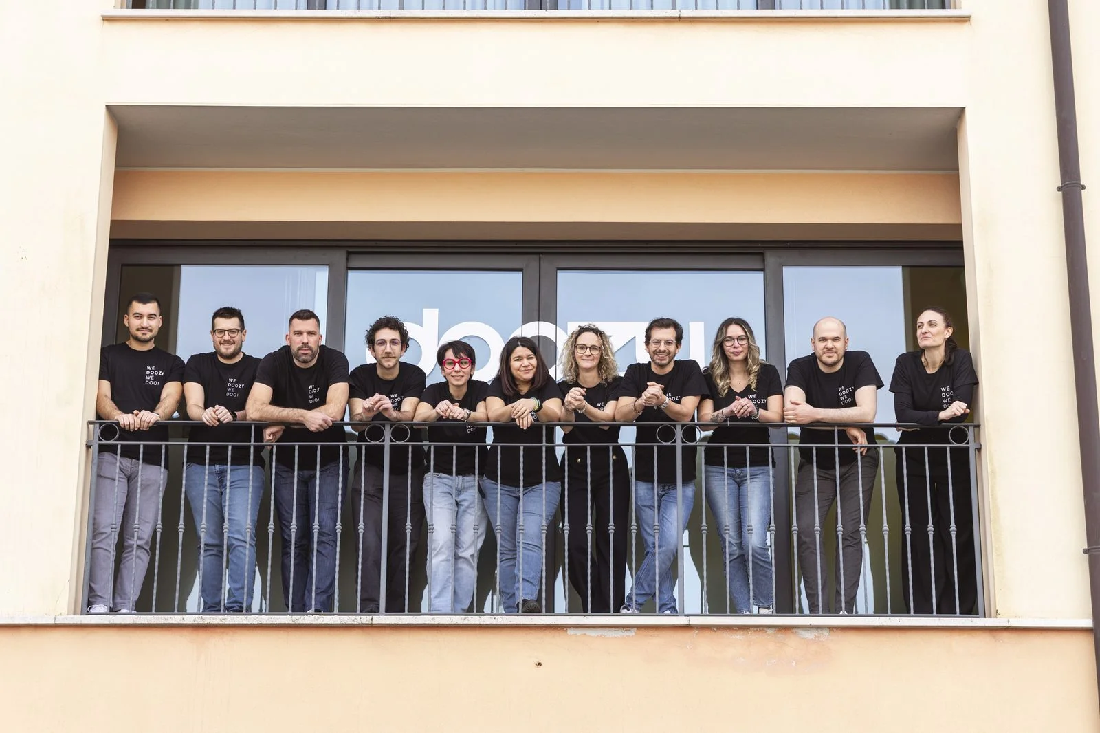 Il team Doozy sul balcone
