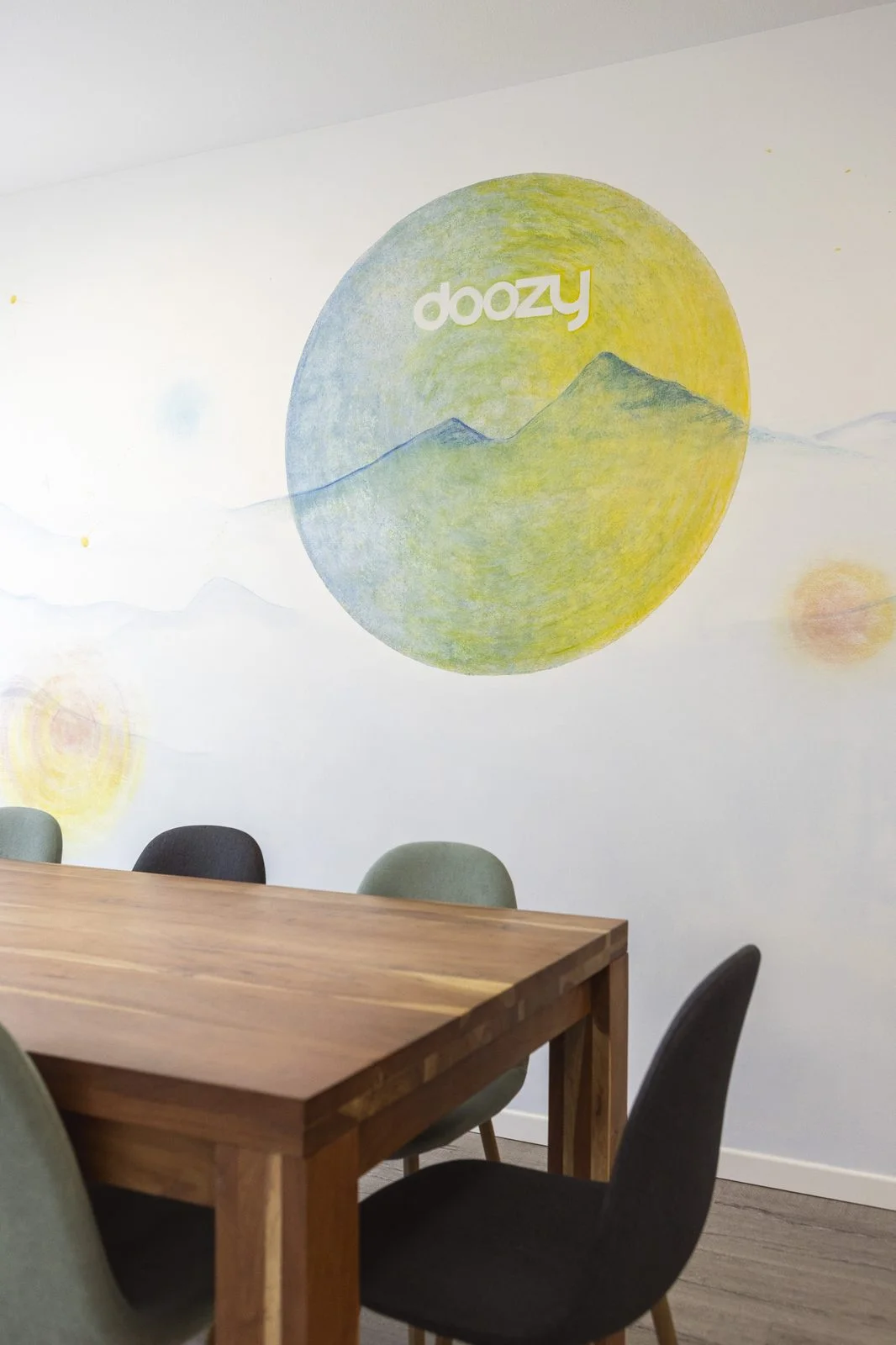 Sala riunioni Doozy con murales del logo dipinto a mano sulla parete